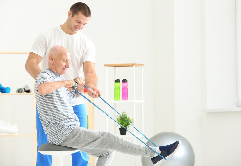 Terapia coxartrozei la un bărbat în vârstă care utilizează terapia exercițiilor fizice